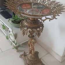 جا میوه ایی پایه دار کنار سالنی